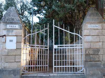 Scendiamo dalla torre per ritornare ancora una volta al punto di partenza. Ci avviciniamo quindi a un cancello posto di fronte alla cappella che presenta la scritta �Villa Carolina�
